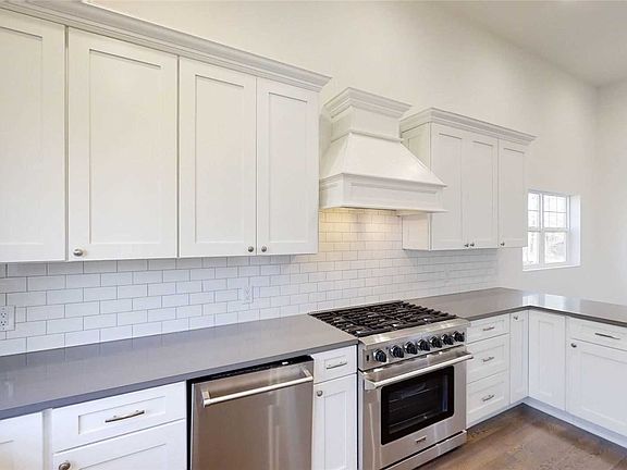 3rd image of 7 Camden Ct