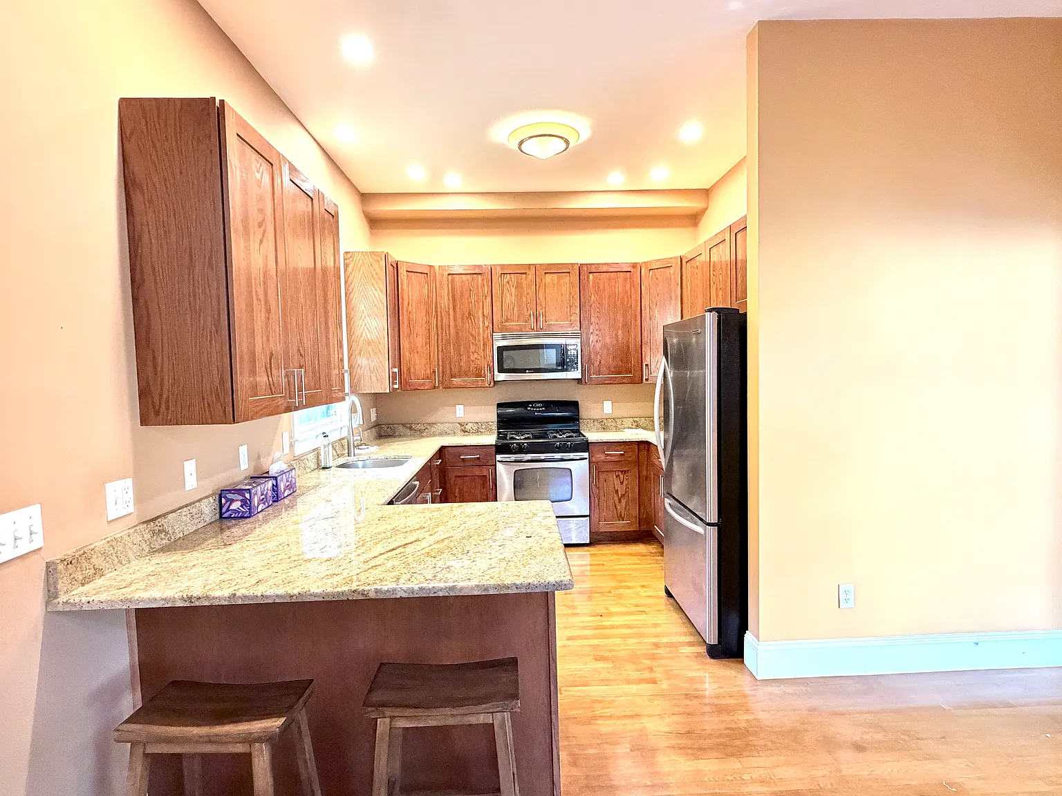 4 bed, 3.5 bath, 1933 sqft, $5,600 — Photo 4