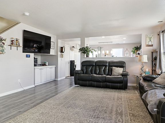 3rd image of 765 Mockingbird St