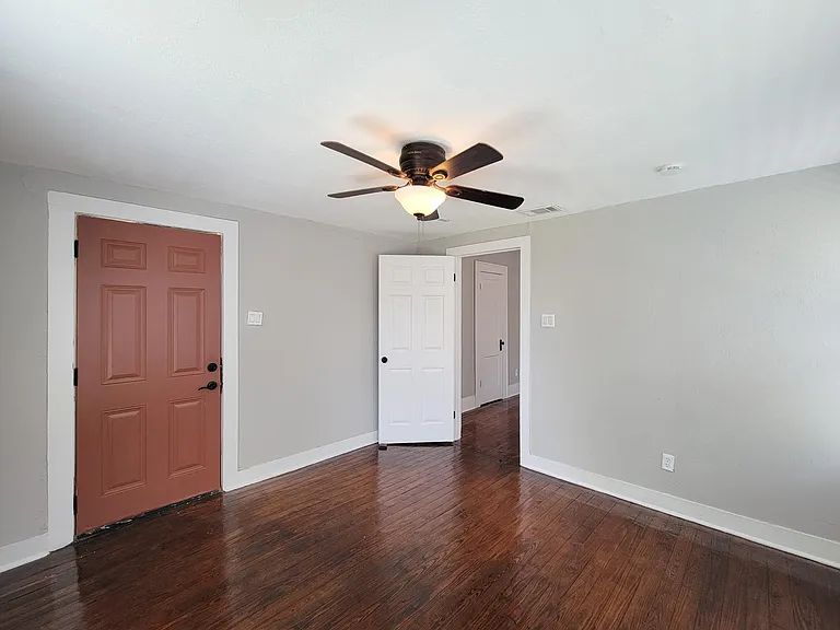 802 E 39th St — Photo 34