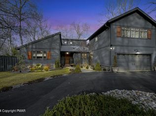 371 Saunders Dr, Bushkill, PA 18324