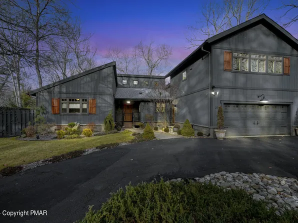 371 Saunders Dr, Bushkill, PA 18324