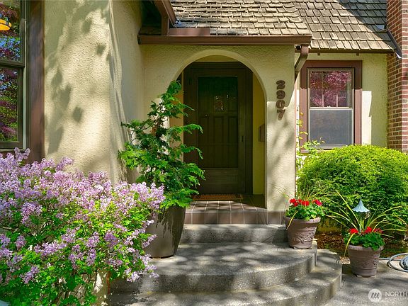 3rd image of 2907 W Yakima Avenue