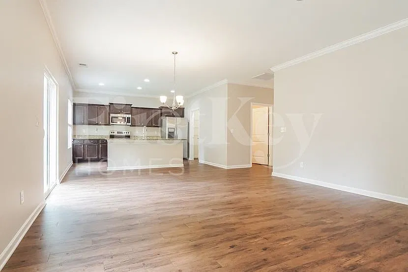 4 bed, 3.0 bath, 2400 sqft, $2,190 — Photo 3