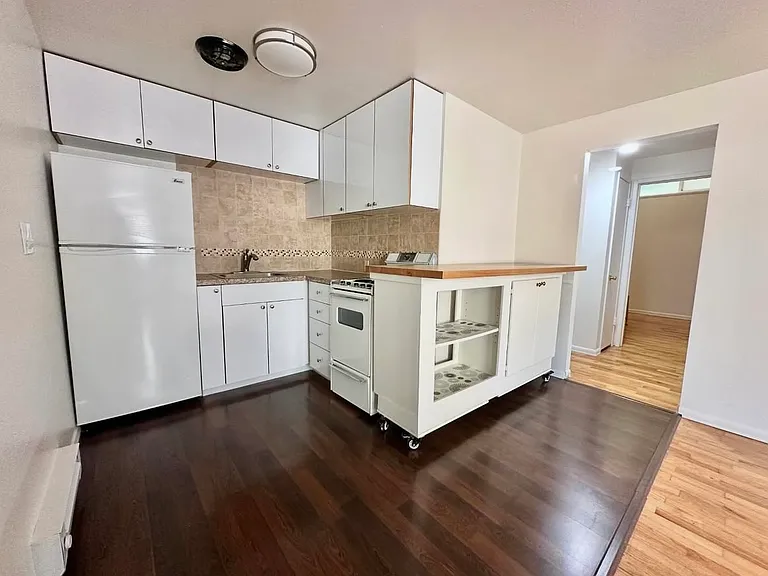 Kitchen: lots of storage, mobile island