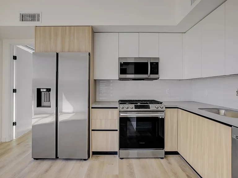 Fairfax Apartments — Photo 67