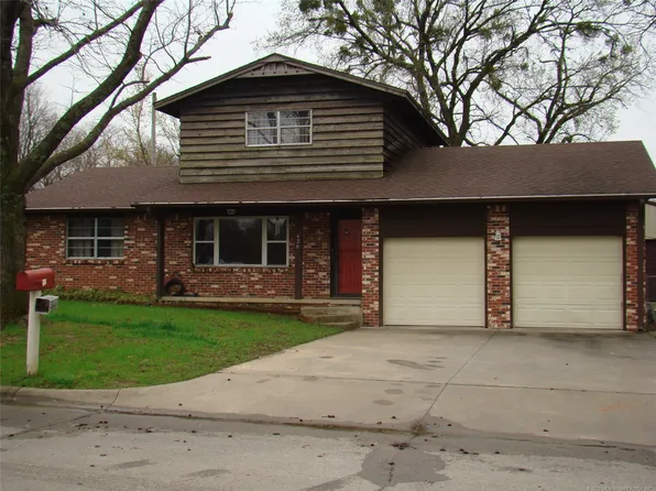 426 W 6th St, Dewey, OK 74029