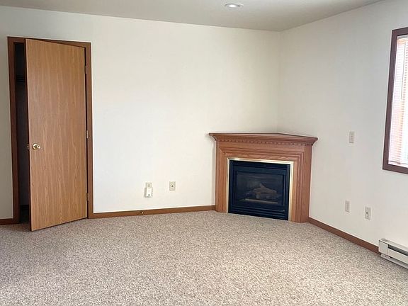 3rd image of 768 Van Es Pkwy APT 5