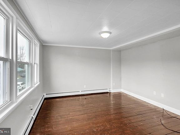 4th image of 332 W Savory St