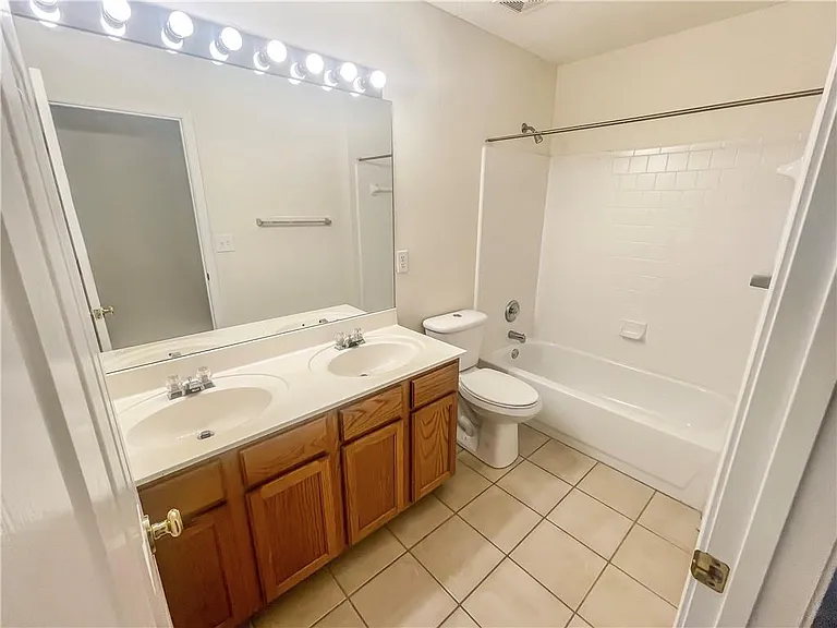 140 Calborne Ct — Photo 24