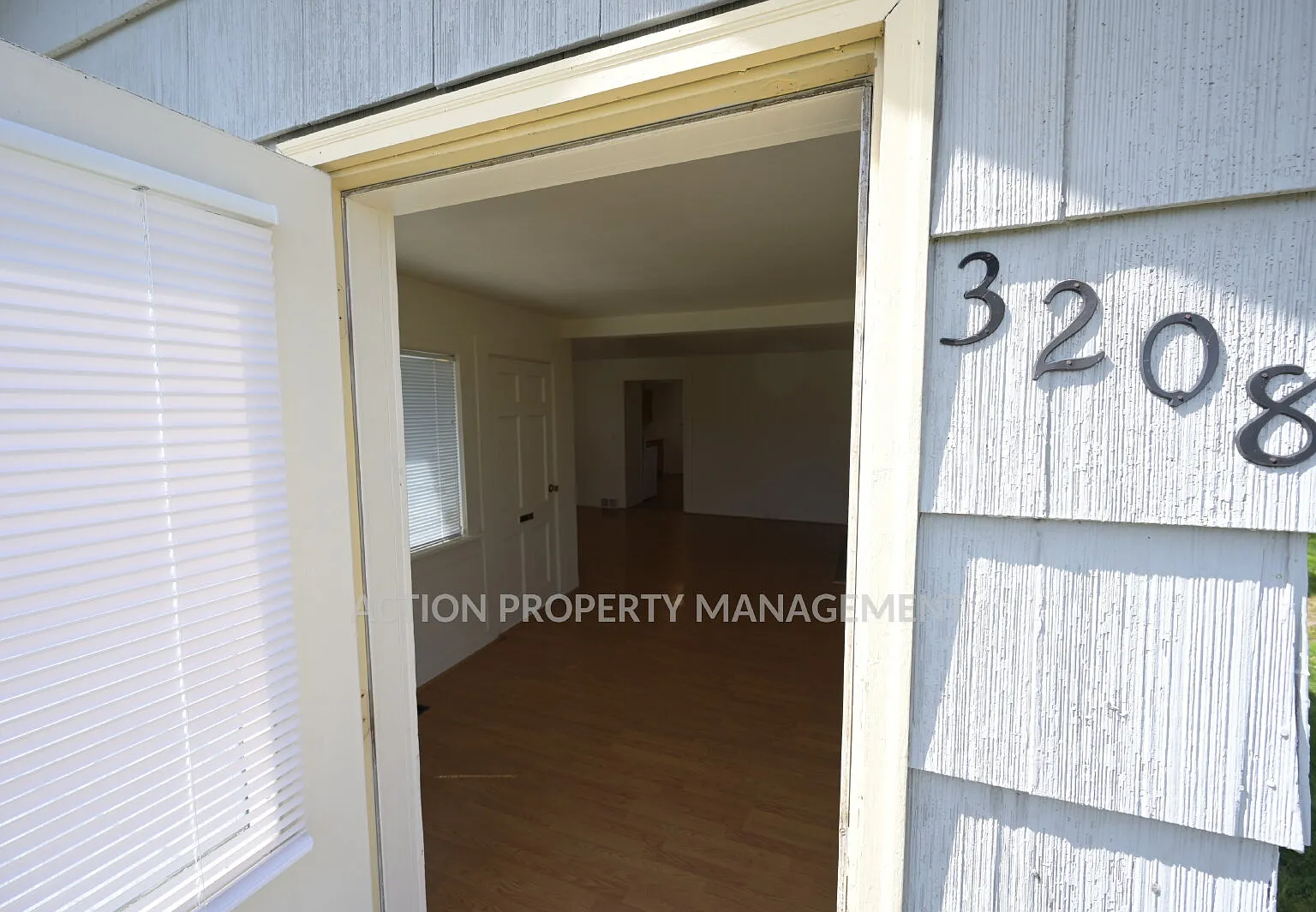 3 bed, 1.0 bath, 1196 sqft, $1,700 — Photo 4