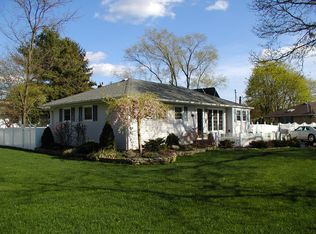 85 Locust Ave, Oakdale, NY 11769