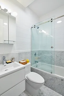 Rented by Venn NY Inc | media 33