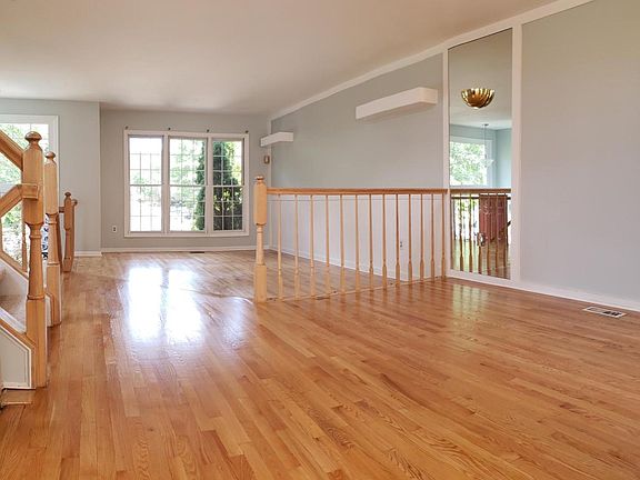 5th image of 7055 Ashleigh Manor Ct