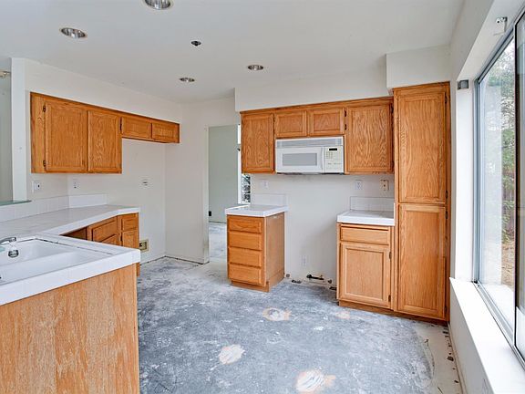 4th image of 1050 Maria Dr