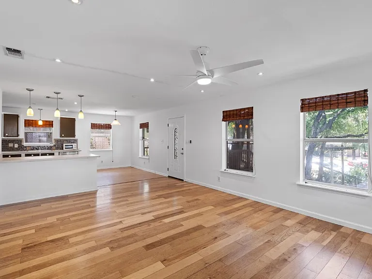 1211 Delano St — Photo 2