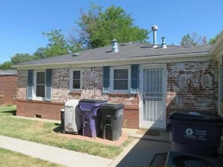 1219 Locust St — Photo 9