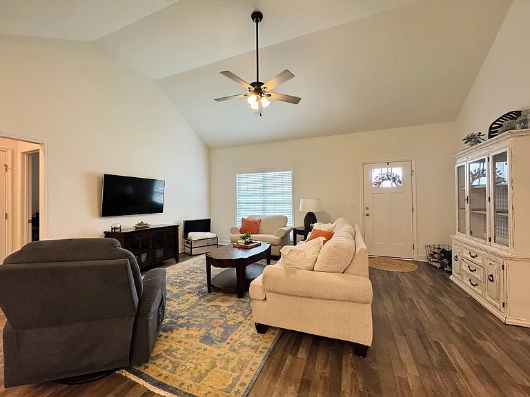 218 Portland Pl — Photo 3