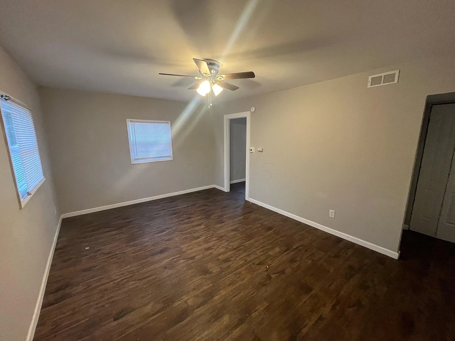 3 bed, 1.0 bath, 1136 sqft, $1,300 — Photo 2