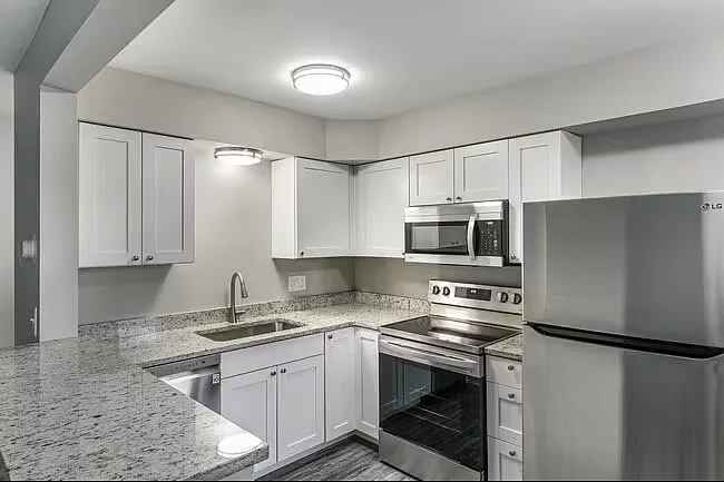 Wilshire Apartments — Photo 2