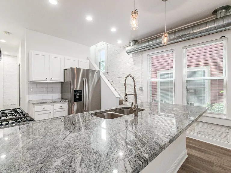 942 Linwood Ave — Photo 13