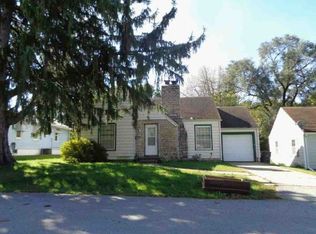 10545 E Lake Dr, Independence, MO 64053