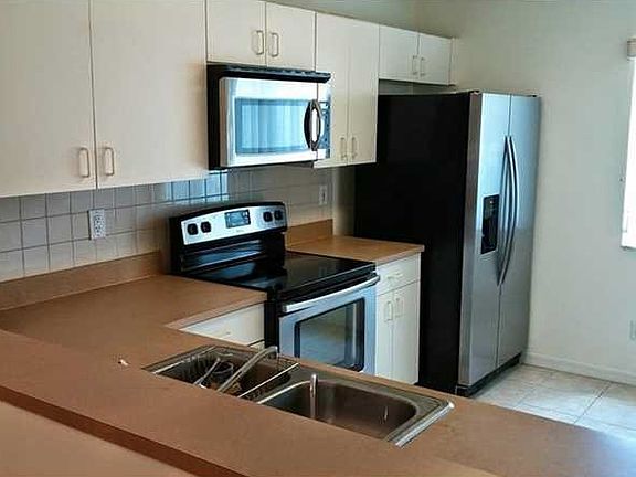 3rd image of 614 NW 208th Dr