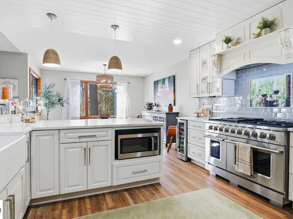 6273 Summit Ct, Traverse City, MI 49686