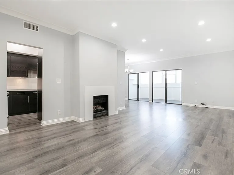 234 N Kenwood St — Photo 6