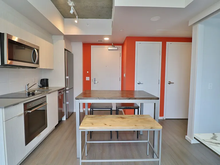 105 Champagne Ave S — Photo 54
