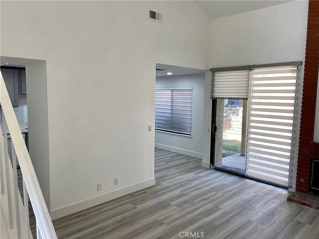 3 bed, 2.5 bath, 1034 sqft, $2,650 — Photo 3