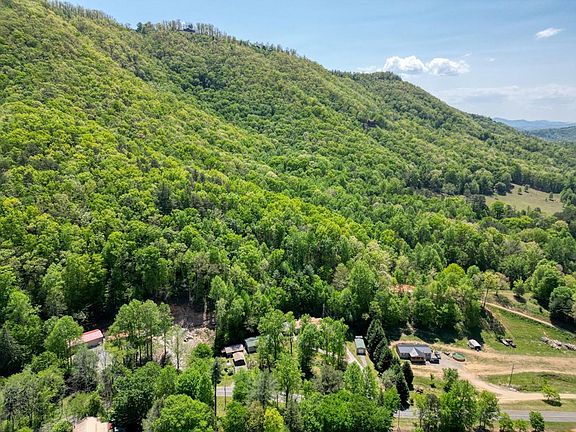 4th image of 832 Canyon Road