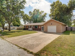 935 Wood St, Mount Vernon, MO 65712