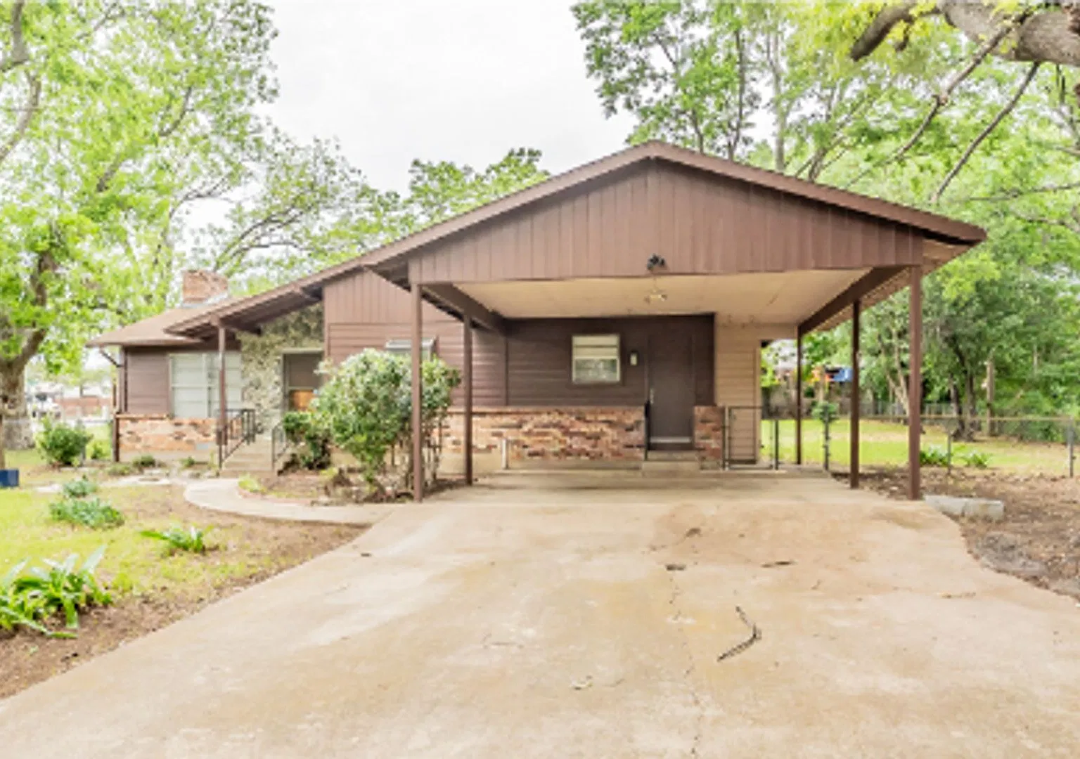 Beautifully updated 3 bedroom, 2 bath home in Grapevine! 1344 Mulholland Drive, Grapevine TX 76051 — Photo 1