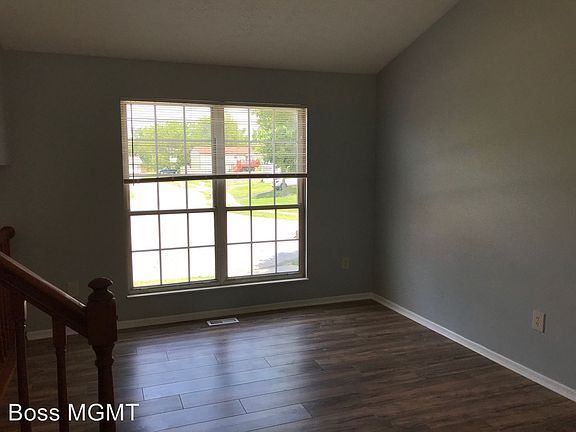 3rd image of 5061 Sanderson Dr