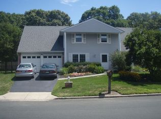 17 Linden St, Coram, NY 11727