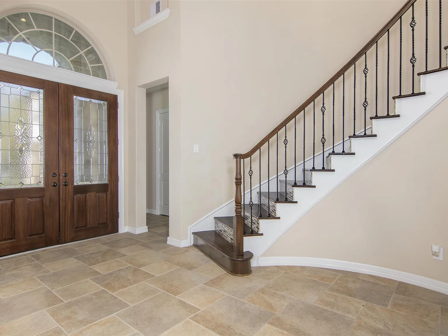 5 bed, 3.5 bath, 4074 sqft, $5,100 — Photo 3