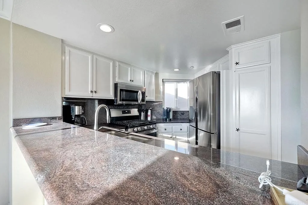2 bed, 1010 sqft, $4,250 — Photo 4