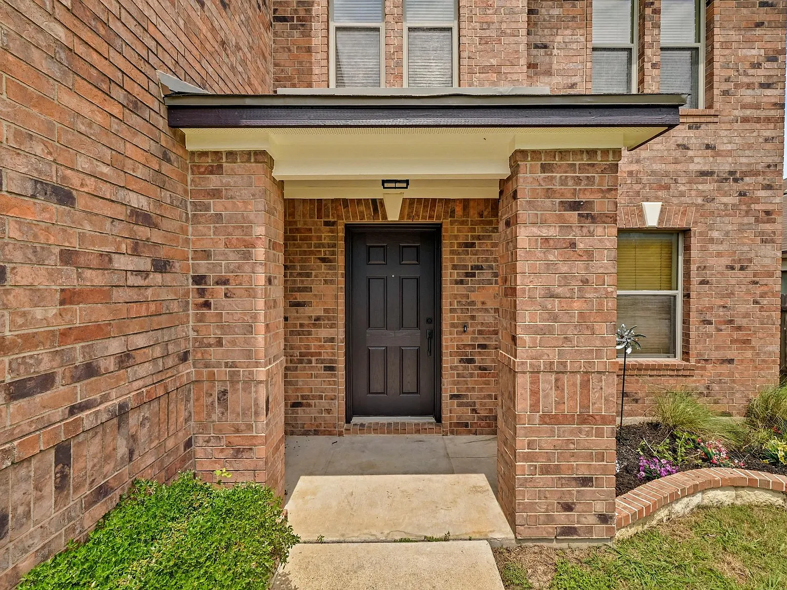 3 bed, 2.5 bath, 2358 sqft, $2,175 — Photo 2