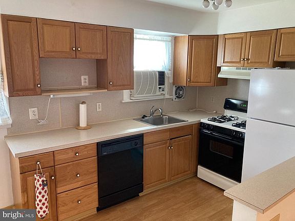 5th image of 8665 Jackson St