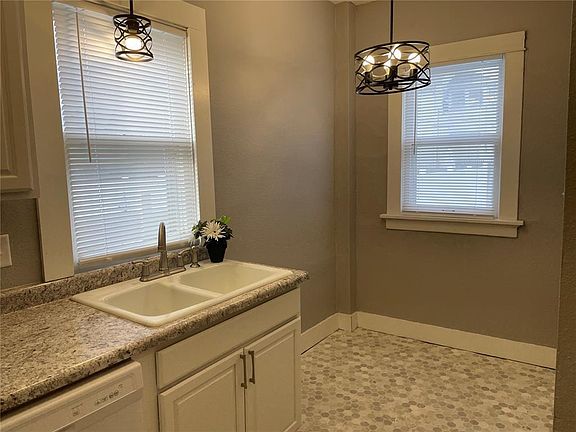 3rd image of 619 15th St SE