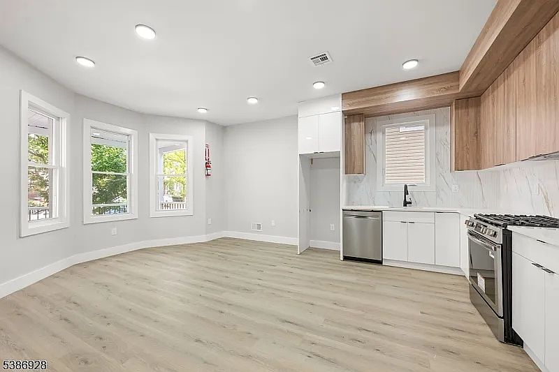 1st image of 859 S 16th St Floor 1