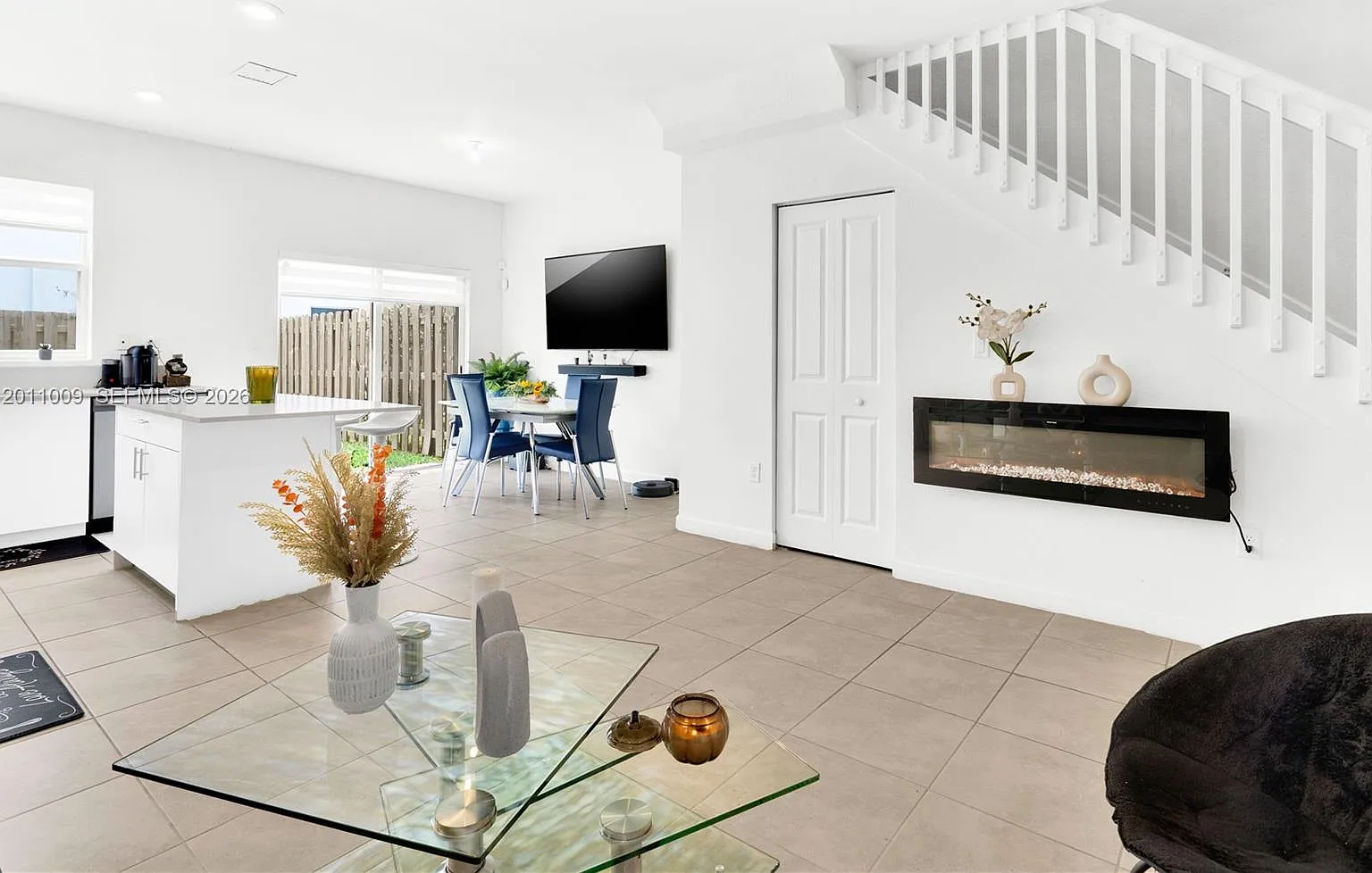 3 bed, 3.0 bath, 1328 sqft, $3,400 — Photo 4
