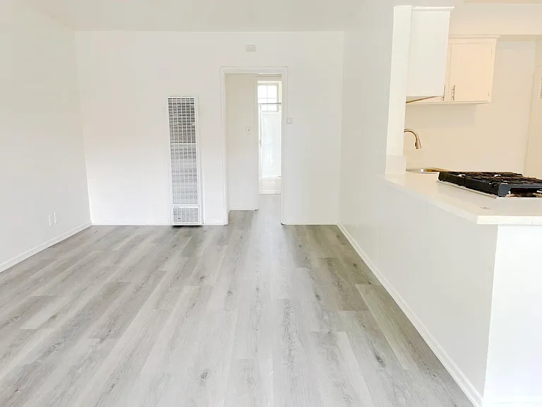 2903 Kenwood Ave #4 — Photo 2