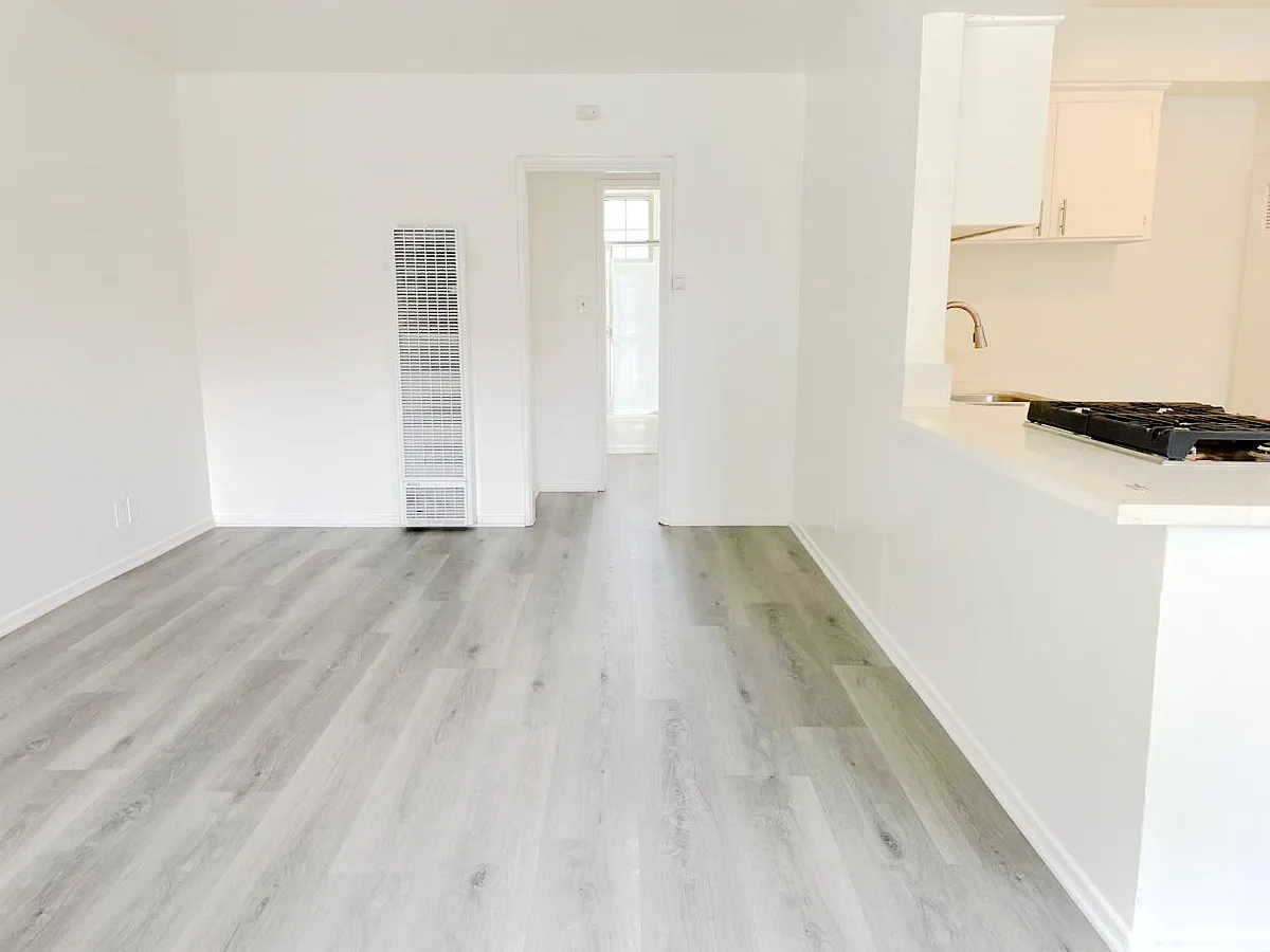 Building Photo - 2903 Kenwood Ave #4