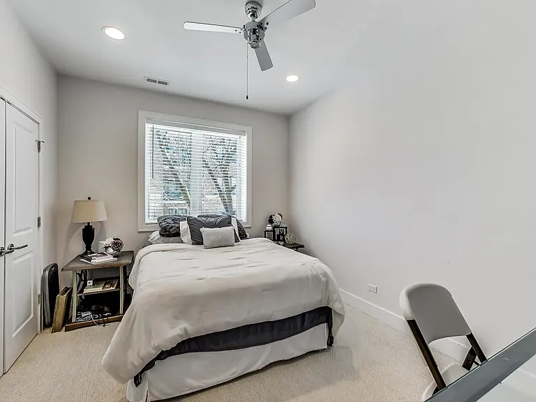 2532 W Irving Park Rd #2E — Photo 8
