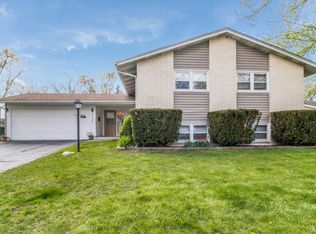6730 Patton Dr, Woodridge, IL 60517