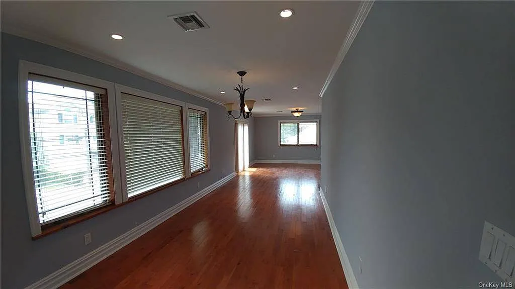 Building Photo - 113 Maple Pl #2
