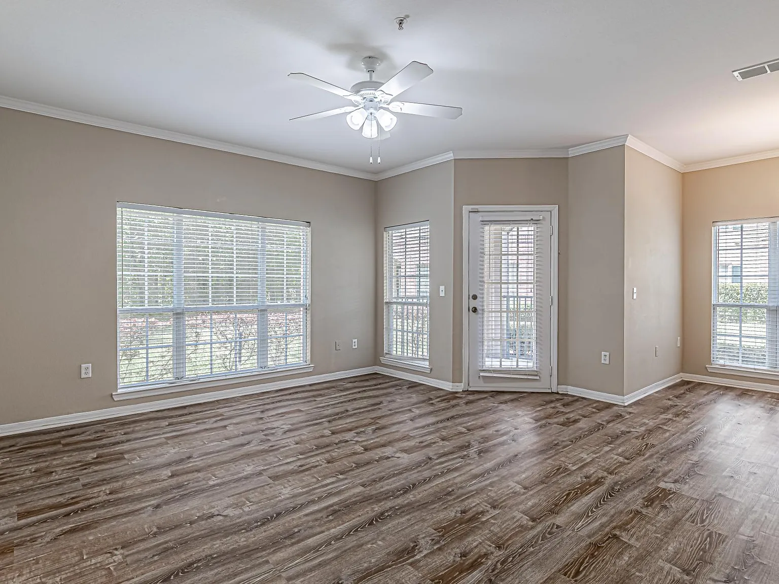 3 bed, 1424 sqft, $1,800 — Photo 1