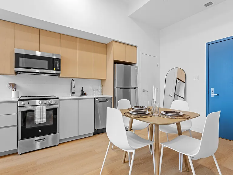 101 Champagne Ave S — Photo 10